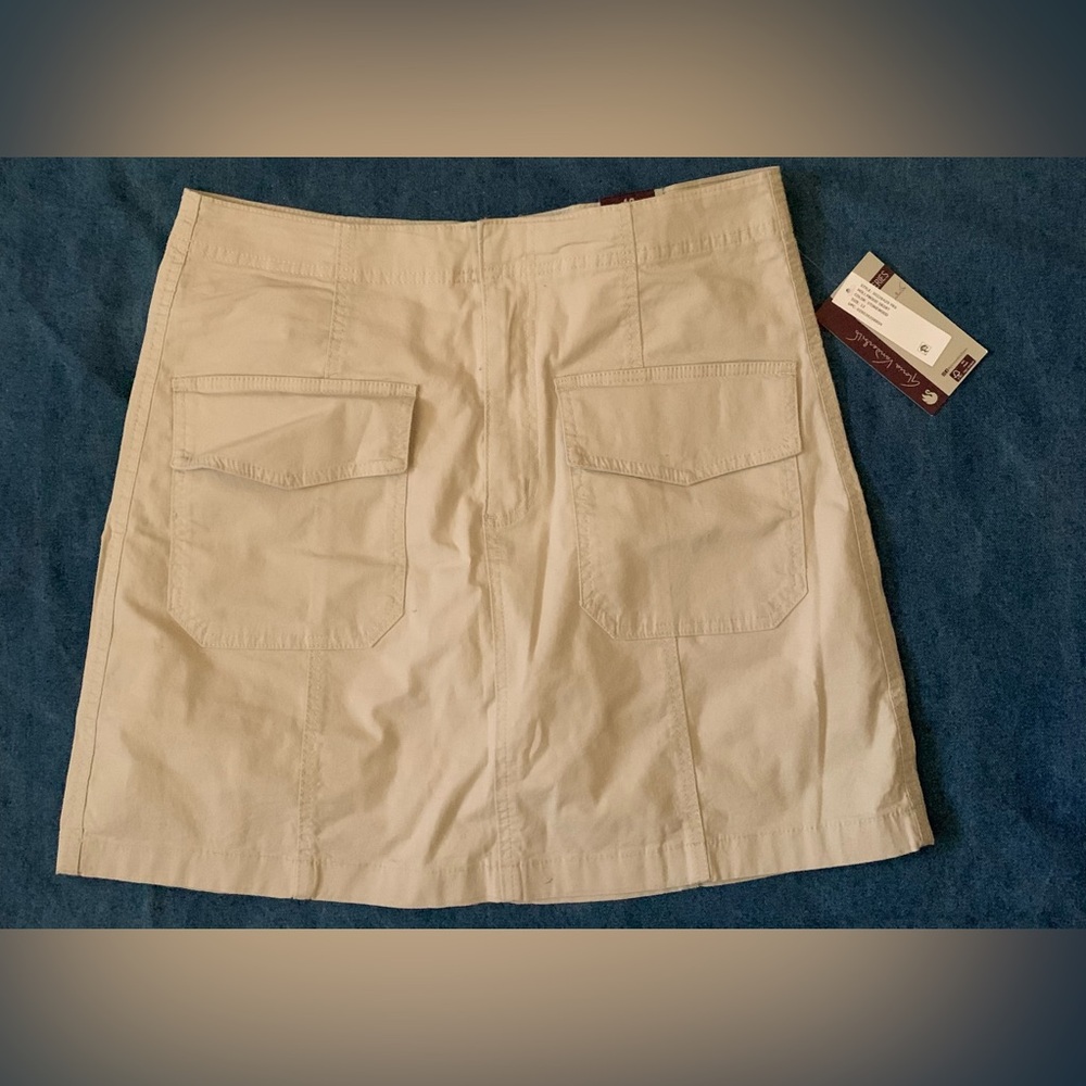 Gloria Vanderbilt Elegant Stonewood Color Hollywood Skort. A Skirt with Shorts